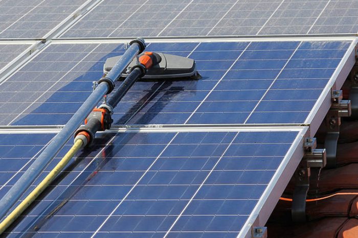 Reinigung einer Photovoltaikanlage mit Reinigungsgerät in Rhauderfehn